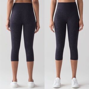 Women’s Lululemon free to flow seamless Capri leggings in navy blue size 6